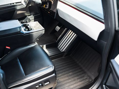 Used 2024 Tesla Cybertruck AWD Crew Cab image 34