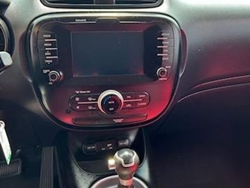 Used 2018 Kia Soul + image 6