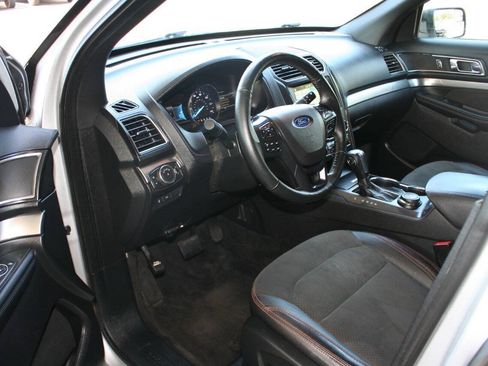 Used 2018 Ford Explorer XLT w/ Equipment Group 202A AWD/4WD image 12