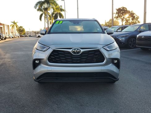 Used 2023 Toyota Highlander XLE image 2