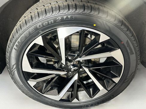 Used 2024 Mitsubishi Outlander SE image 11