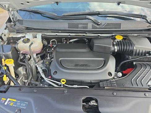Used 2024 Chrysler Pacifica Touring-L image 23