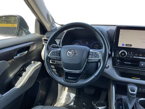 Used 2023 Toyota Highlander Limited FWD image 11