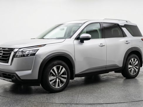 Used 2025 Nissan Pathfinder SV image 3