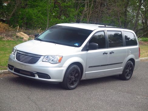 Used 2011 Chrysler Town & Country Touring FWD image 22