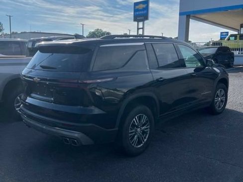 Used 2025 Chevrolet Traverse LT AWD/4WD image 3