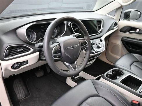Used 2024 Chrysler Pacifica Touring-L image 12