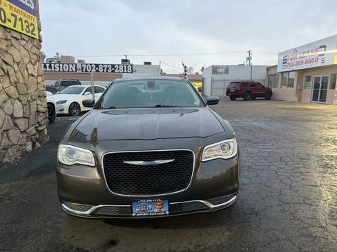 Used 2018 Chrysler 300 Touring L image 4