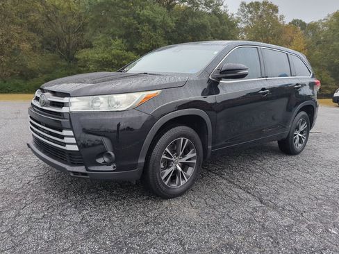 Used 2018 Toyota Highlander LE image 6