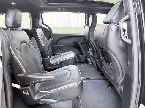 Used 2025 Chrysler Pacifica Limited FWD image 32