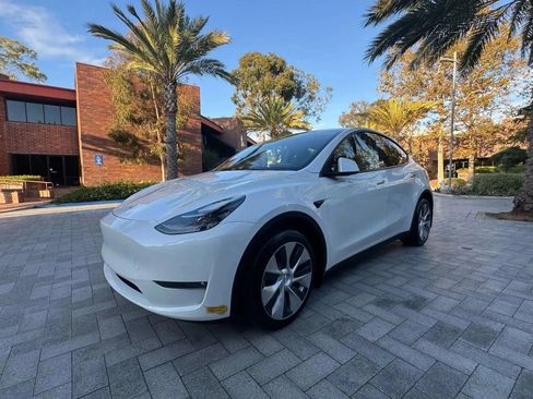 Used 2022 Tesla Model Y Long Range AWD/4WD image 2