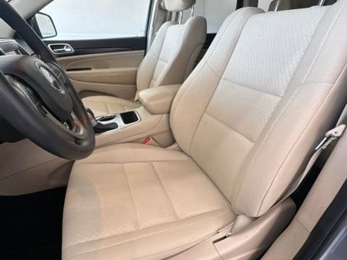 Used 2019 Jeep Grand Cherokee Laredo RWD image 12