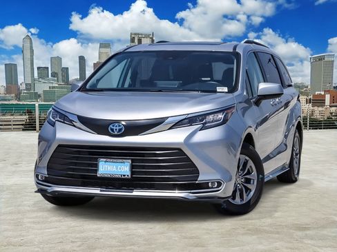 Used 2023 Toyota Sienna XLE w/ XLE Plus Package FWD image 1