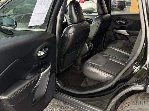 Used 2018 Jeep Cherokee Latitude Plus w/ Cold Weather Group AWD/4WD image 27