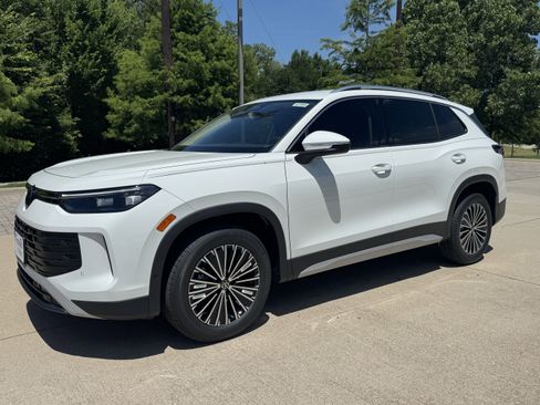 Certified 2025 Volkswagen Tiguan S image 33