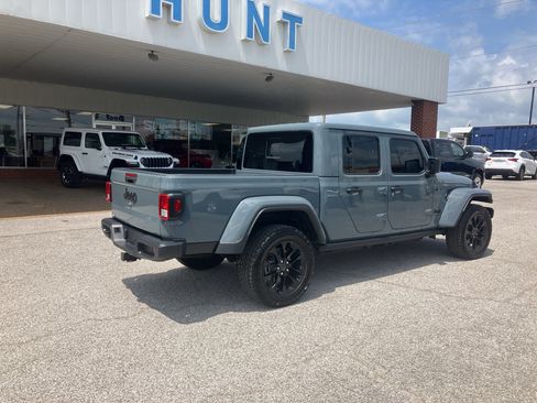 Used 2025 Jeep Gladiator Sport AWD/4WD image 5