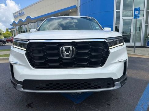 Used 2025 Honda Pilot Touring image 3
