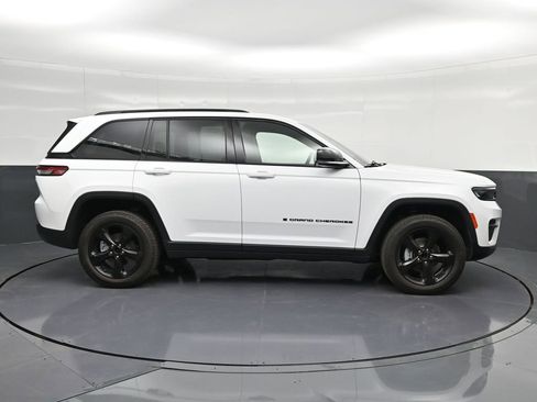 Used 2022 Jeep Grand Cherokee Altitude image 4