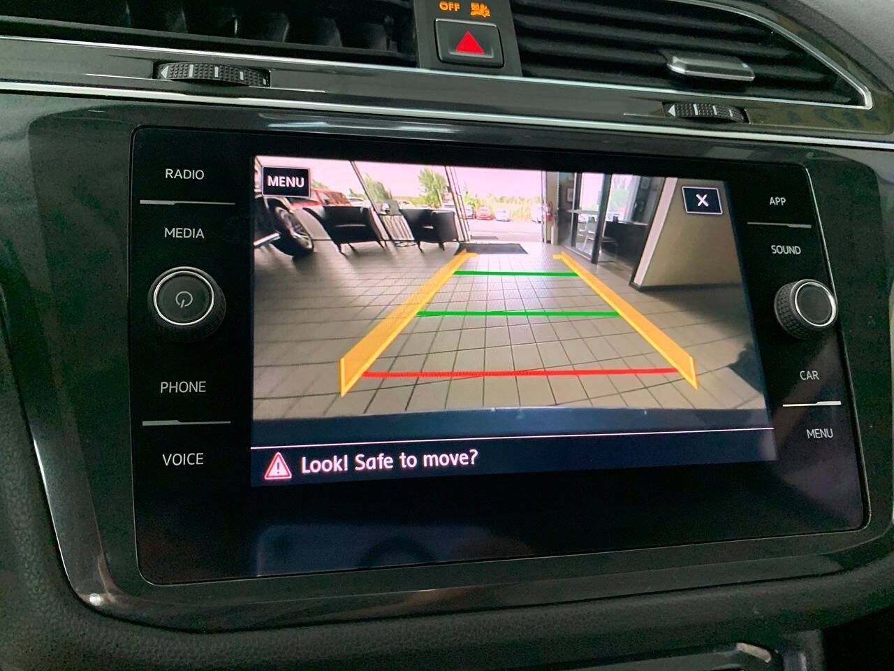 Used 2018 Volkswagen Tiguan SE AWD/4WD image 19