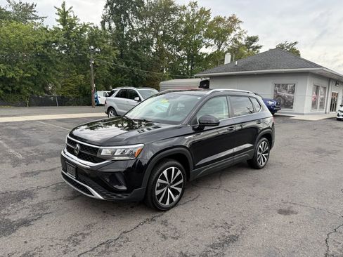 Used 2024 Volkswagen Taos SE image 3