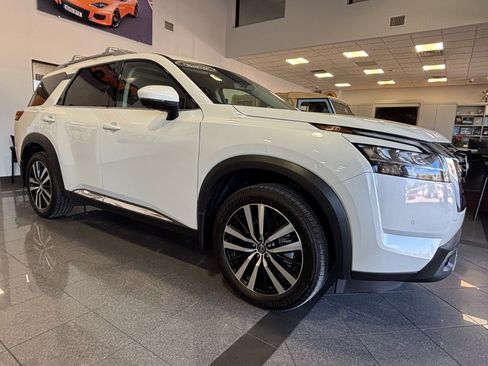 Used 2024 Nissan Pathfinder Platinum w/ Cargo Package image 27