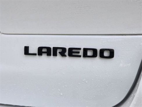 Used 2023 Jeep Grand Cherokee L Laredo image 2