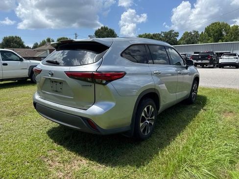 Used 2021 Toyota Highlander XLE AWD/4WD image 14