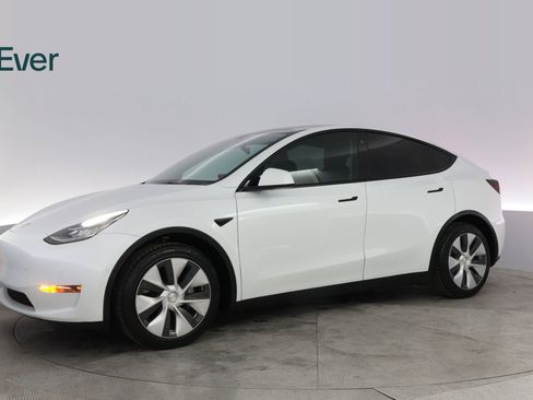 Used 2022 Tesla Model Y Long Range image 18