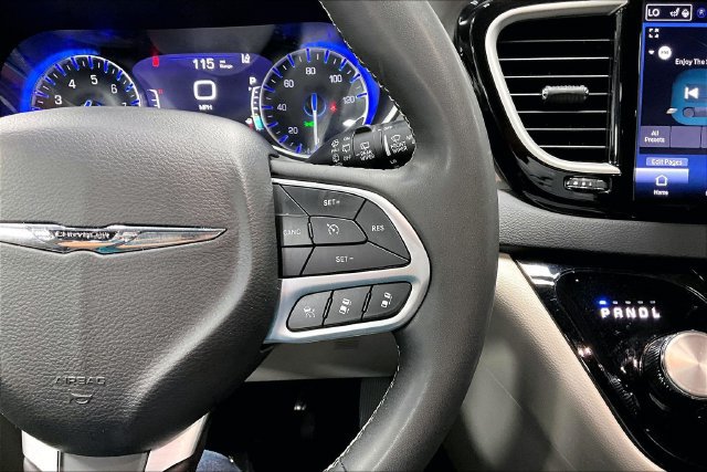 Used 2024 Chrysler Pacifica Touring-L FWD image 11