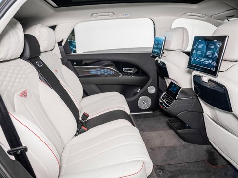Used 2025 Bentley Bentayga Extended Wheelbase image 25
