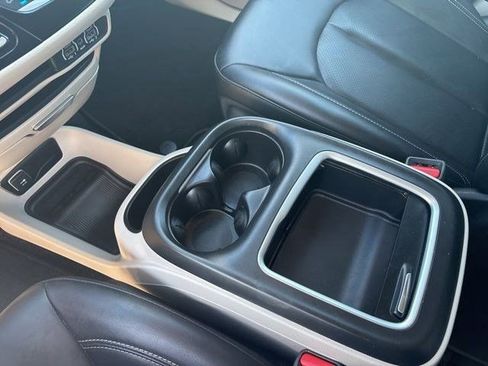 Used 2024 Chrysler Pacifica Touring-L image 26