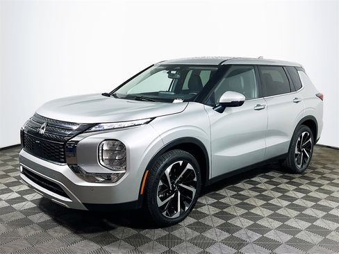 Used 2024 Mitsubishi Outlander SE image 4