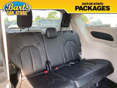 Used 2022 Chrysler Pacifica Touring-L FWD image 9