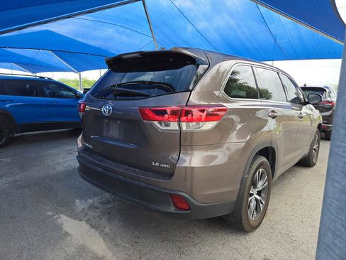 Used 2018 Toyota Highlander Plus w/ Carpet Mat Package (TMS) image 4