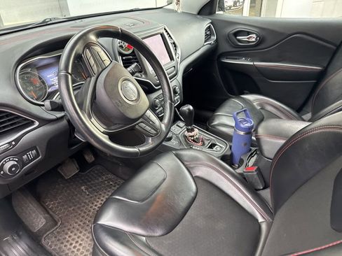 Used 2020 Jeep Cherokee Trailhawk image 9