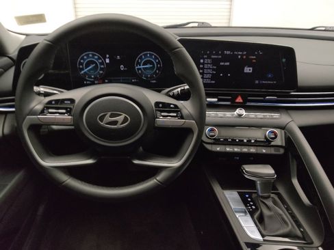 Used 2025 Hyundai Elantra SEL image 22