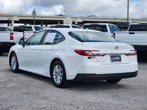 Used 2025 Toyota Camry LE image 5