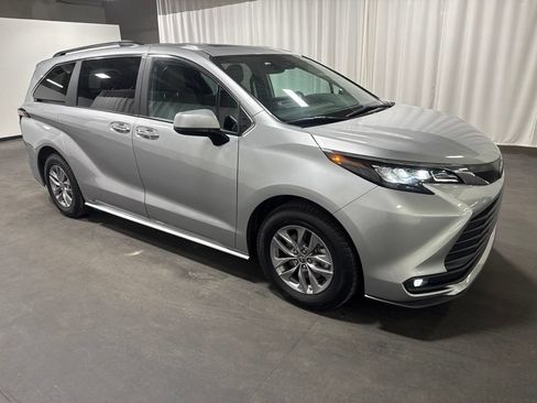 Used 2025 Toyota Sienna XLE FWD image 3