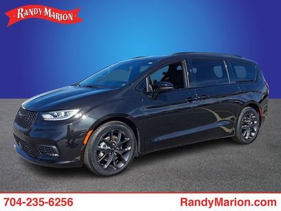 Used 2023 Chrysler Pacifica Limited w/ Uconnect Theater Family Group