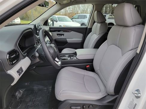 New 2025 Honda Pilot Touring image 13