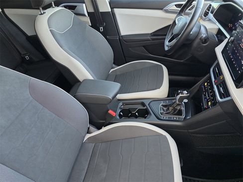 Used 2025 Volkswagen Taos SE image 11