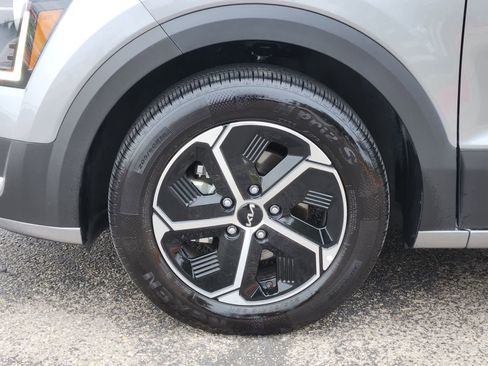 Certified 2024 Kia Niro EX FWD image 9