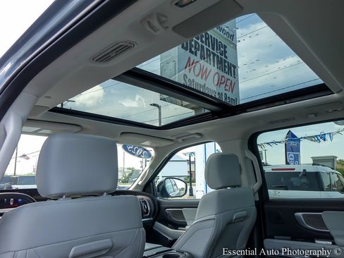 Used 2025 Ford Expedition Platinum w/ Platinum Ultimate Package AWD/4WD image 12
