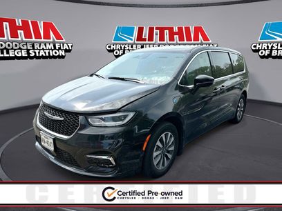 Used 2025 Chrysler Pacifica Select