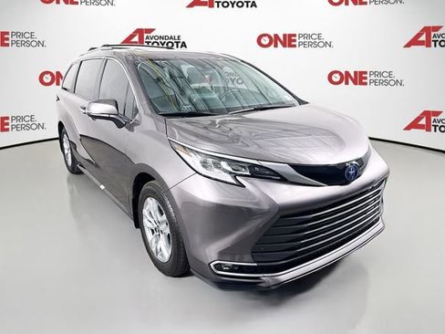 Certified 2024 Toyota Sienna Limited image 1