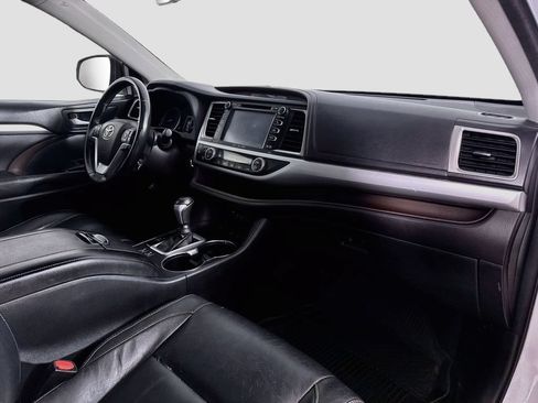 Used 2018 Toyota Highlander XLE AWD/4WD image 37