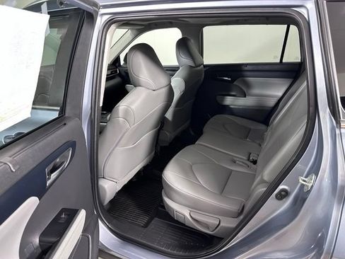 Used 2023 Toyota Highlander XLE AWD/4WD image 17