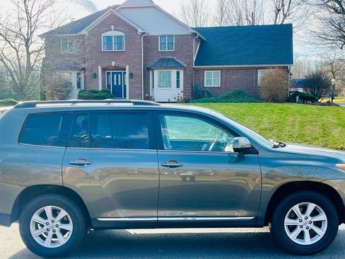 Used 2012 Toyota Highlander SE image 2