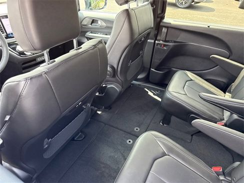 New 2025 Chrysler Pacifica Select image 30