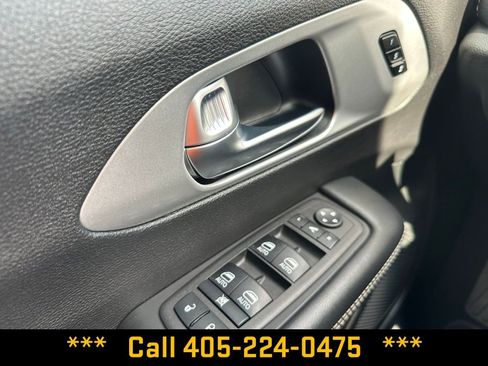 Used 2025 Chrysler Pacifica Limited FWD image 19